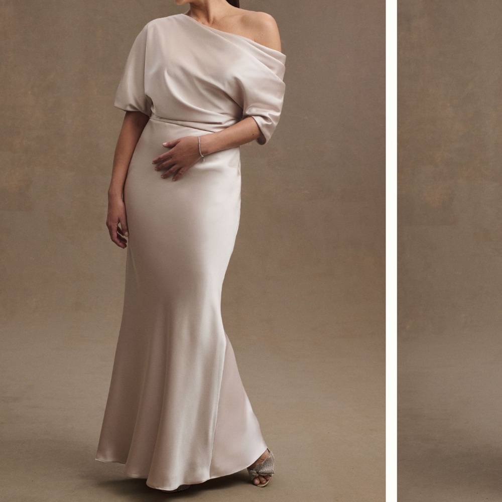 Amsale
Draped Off-The-Shoulder Midi-Dress - Picture 12 of 15